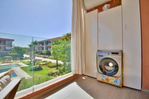 a washing machine in a room with a window at Appartement Domaine de Noria in Marrakech