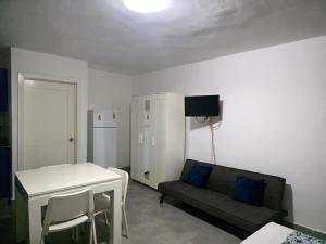 ein Wohnzimmer mit Sofa und Tisch in der Unterkunft RELAX STUDIES DELUXE SOL CARIBE in Punta Cana