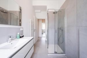 Koupelna v ubytování Rivazza Apartment - Free WiFi, Air Conditioning & Private Parking