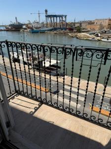 un balcon avec vue sur un plan d'eau dans l'établissement Jasmine Cortile San Giovanni, à Mazara del Vallo