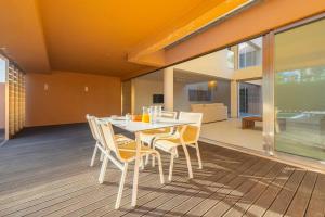 comedor con mesa y sillas en la terraza en Salgar Villa, en Galé