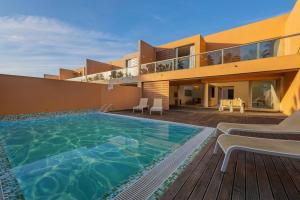 una villa con piscina y una casa en Salgar Villa, en Galé