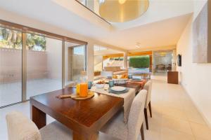 Un comedor con mesa y sillas de madera. en Salgar Villa, en Galé