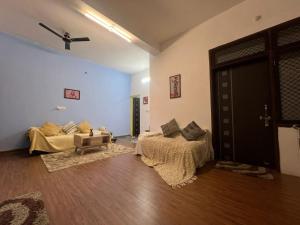 una sala de estar con una cama y un sofá en Lotus of Creation, en Pushkar