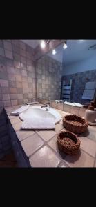 un bagno con lavandino e specchio di Le Mas des Amandiers a Saint-Paul-de-Vence