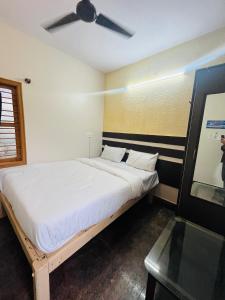 En eller flere senge i et værelse på Balajiresidency Lodge