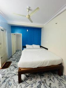 En eller flere senge i et værelse på Balajiresidency Lodge