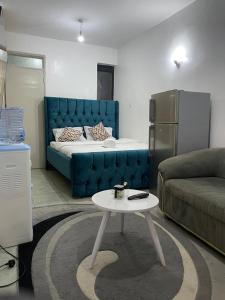 sala de estar con cama y mesa en una habitación en Luxury Apartments, en Nairobi