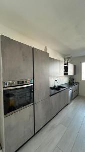 een keuken met roestvrijstalen kasten en een wastafel bij La Casa di Nives in Scorzè