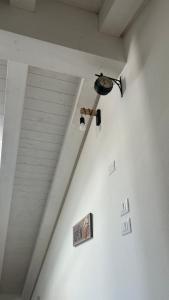 een plafond met een licht en een bord aan de muur bij La Casa di Nives in Scorzè
