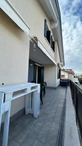 een witte bank aan de zijkant van een gebouw bij La Casa di Nives in Scorzè