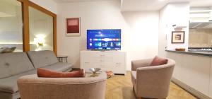 メキシコシティにあるCity Skyline View King bed Top Location Comfortableのリビングルーム(ソファ、椅子2脚、テレビ付)