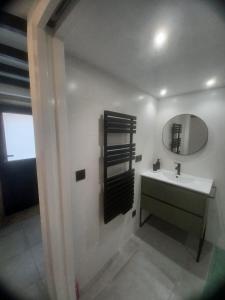 a bathroom with a sink and a mirror at Casa Gafura in Barro