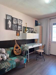 La Celle-sous-Gouzonにあるmaison en Provenceのリビングルーム(ソファ、デスク、ギター付) +49枚の写真