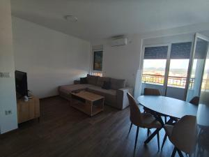 Televisyen dan/atau pusat hiburan di Sunshine III Apartment
