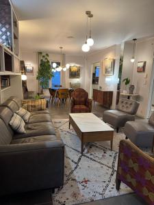 La Celle-sous-Gouzonにあるmaison en Provenceのソファとテーブルのあるリビングルーム