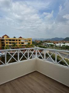 ein Balkon mit Blick auf die Stadt in der Unterkunft Apartamento Lecheria 2 Hab 2 Baños Terraza Planta Eléctrica - De Lujo in El Morto de Barcelona