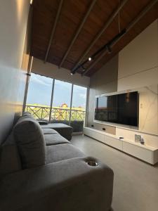 ein Wohnzimmer mit Couch und Flachbildfernseher in der Unterkunft Apartamento Lecheria 2 Hab 2 Baños Terraza Planta Eléctrica - De Lujo in El Morto de Barcelona