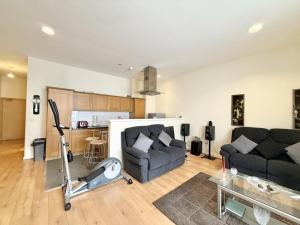 sala de estar con sofá y cinta de correr en The Athenaeum, en Sunderland