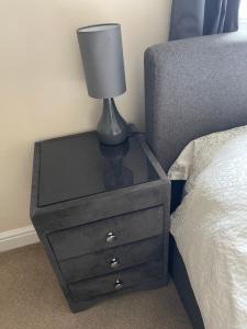 una lámpara en una mesita de noche junto a una cama en Double Room with Private Bathroom, en Royal Tunbridge Wells