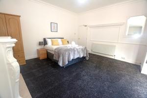 Ένα ή περισσότερα κρεβάτια σε δωμάτιο στο Hull Contractor Lodge-Sleeps 10, Free Parking, Near Stadium