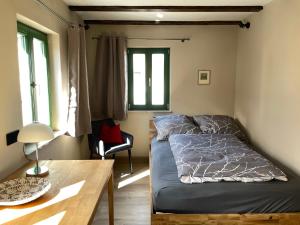 a bedroom with a bed and a desk and a table at Ferienwohnung in historischem 3-Seitenhof in Leipzig