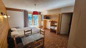 una camera con un letto e una finestra di Orelle 3 Vallées - Studio 4 personnes a Orelle