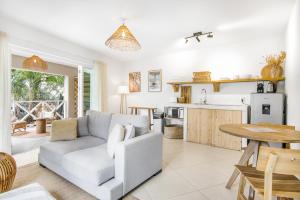 Kuchyň nebo kuchyňský kout v ubytování Casa Palm, 1 slaapkamer appartement in Jan Thiel met zwembad