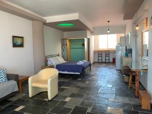 Ruang duduk di Seascape Apartment
