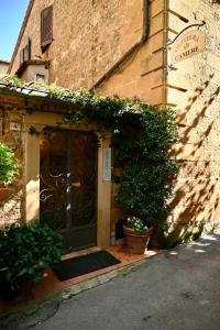 a door to a building with ivy growing on it at Casa Vacanze Oliviera Pienza in Pienza