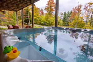Πισίνα στο ή κοντά στο Leaf Peeper's - HUGE deck, pizza oven, Pac-man!