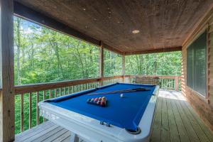 Τραπέζι μπιλιάρδου στο Leaf Peeper's - HUGE deck, pizza oven, Pac-man!
