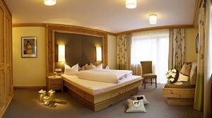 a bedroom with a large bed in a room at Boutique Hotel Montanara in Ischgl