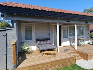 eine Holzterrasse mit einem Hundebett auf einem Haus in der Unterkunft "Kota coeur de bois" Chalet en bois au domaine de l'Aa in Bourbourg + 25 Fotos