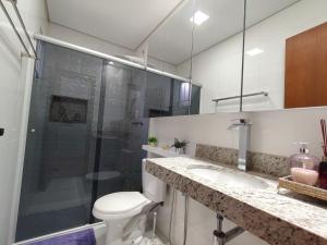 un bagno con doccia, WC e lavandino di Casa de 3 quartos com ares-condicionados a Campo Grande Altre 53 foto