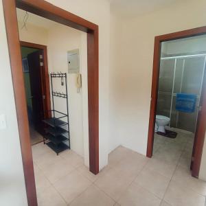 una stanza vuota con servizi igienici e porta di Un refugio urbano con alma propia a Loja
