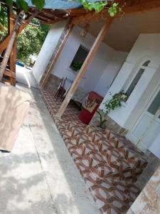 LipniţaにあるCăsuța buniciiの木造屋根の家の出口 +4枚の写真