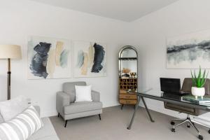 Et tv og/eller underholdning på Modern 2BR Loft Condo with Rooftop Patio and Parking