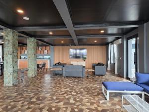 un hall d'entrée avec des canapés, des chaises et une table dans l'établissement YASA Residence Fatmawati, à Jakarta 16 autres photos