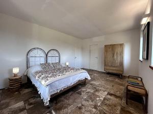 Un dormitorio con una cama y una cómoda. en Wonderful New Villa in Maremma near Montalcino, en Camigliano 55 fotos más