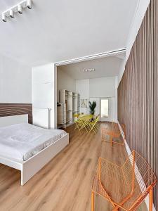 Un dormitorio con una cama y dos sillas. en Central Spot - Louise, en Bruselas