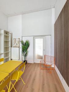 comedor con mesa amarilla y sillas en Central Spot - Louise, en Bruselas