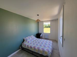 a small bedroom with a bed and a window at Magnifique appartement proche du lac in Charchilla
