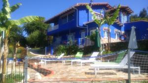 クディレロにあるApartamentos Labanaの青い家 プールと椅子が目の前にある