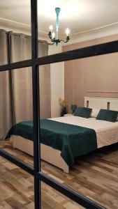 Un dormitorio con una cama grande con una manta verde. en Popas Carolina Alba Iulia, en Alba Iulia