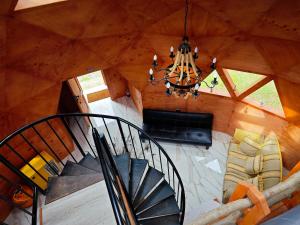 an overhead view of a staircase in a cabin with a chandelier at Cabañas del real in San Fabián de Alico