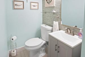 Et badeværelse på Couple's Escape - 2 Blocks to Boardwalk, End Unit Condo at the Inlet - Assateague House 111