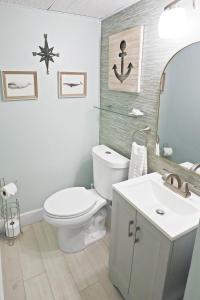 Ένα μπάνιο στο 2 Blocks to Boardwalk, End Unit Condo at the Inlet