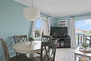 Et tv og/eller underholdning på Couple's Escape - 2 Blocks to Boardwalk, End Unit Condo at the Inlet - Assateague House 111 + 31 billeder