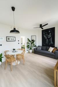 アントワープにあるSLEEP INN - Black and White modern flat with cityviewのテーブルとソファのあるリビングルーム